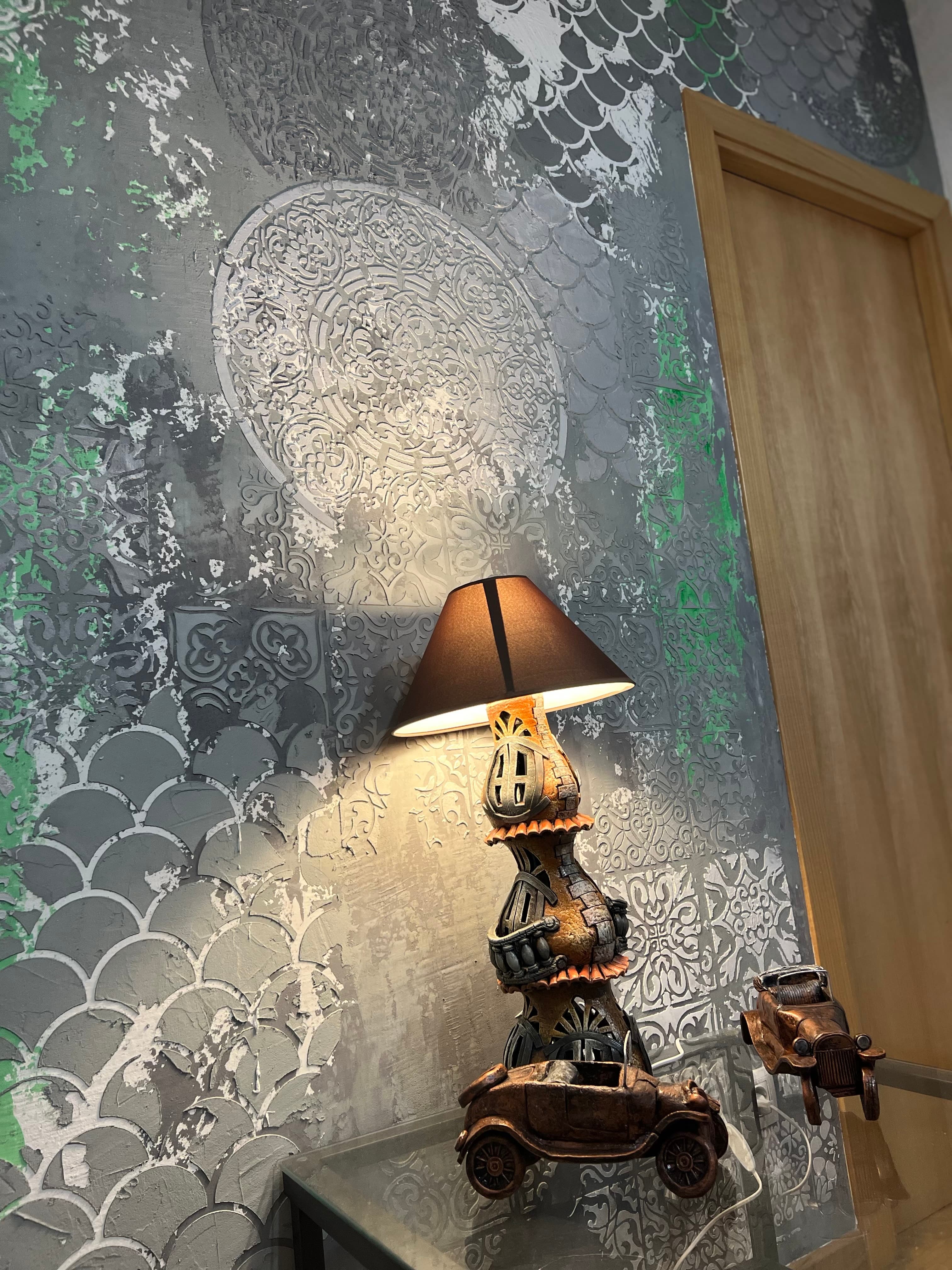 Mural decorativo de pared hecho a mano por Alejo Viera, con estarcido y detalles en pan de oro, número 5